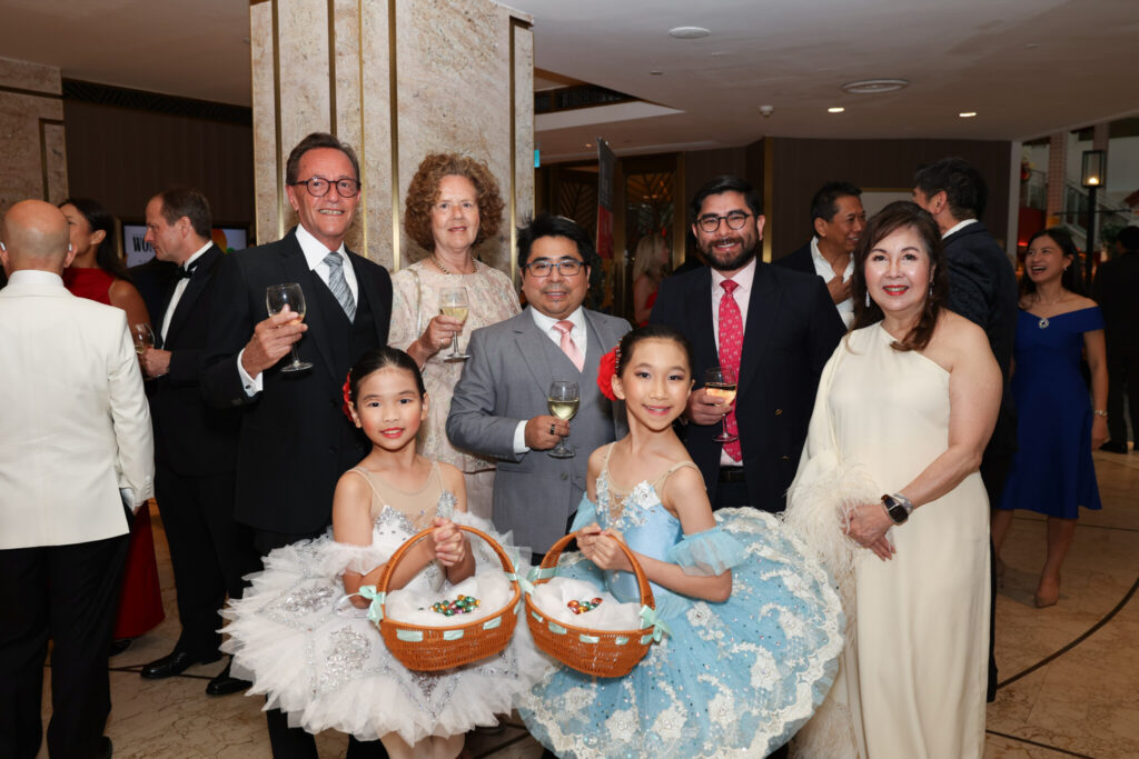 Eduardo Ramos-Gomez and family, with Mrs Laura Hwang, Chairperson of Singapore Ballet, and students from Singapore Ballet Academy